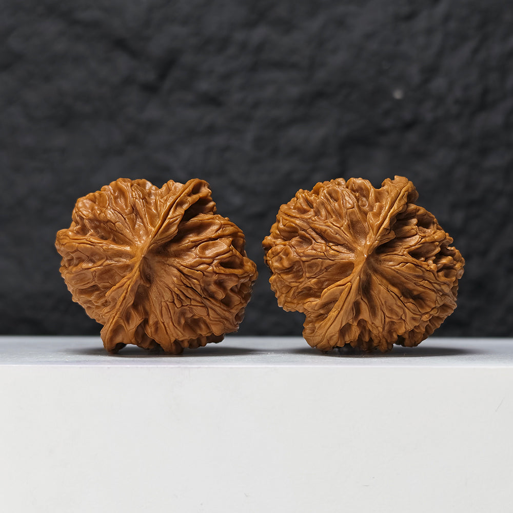 "Heaven and Earth Lord Guan's Hat" Tian Di Er Ye Mao GM-SSS-002511 Masterpiece Wenwan Walnuts Pair | 44.0mm x 45.0mm | GM-SSS-002511